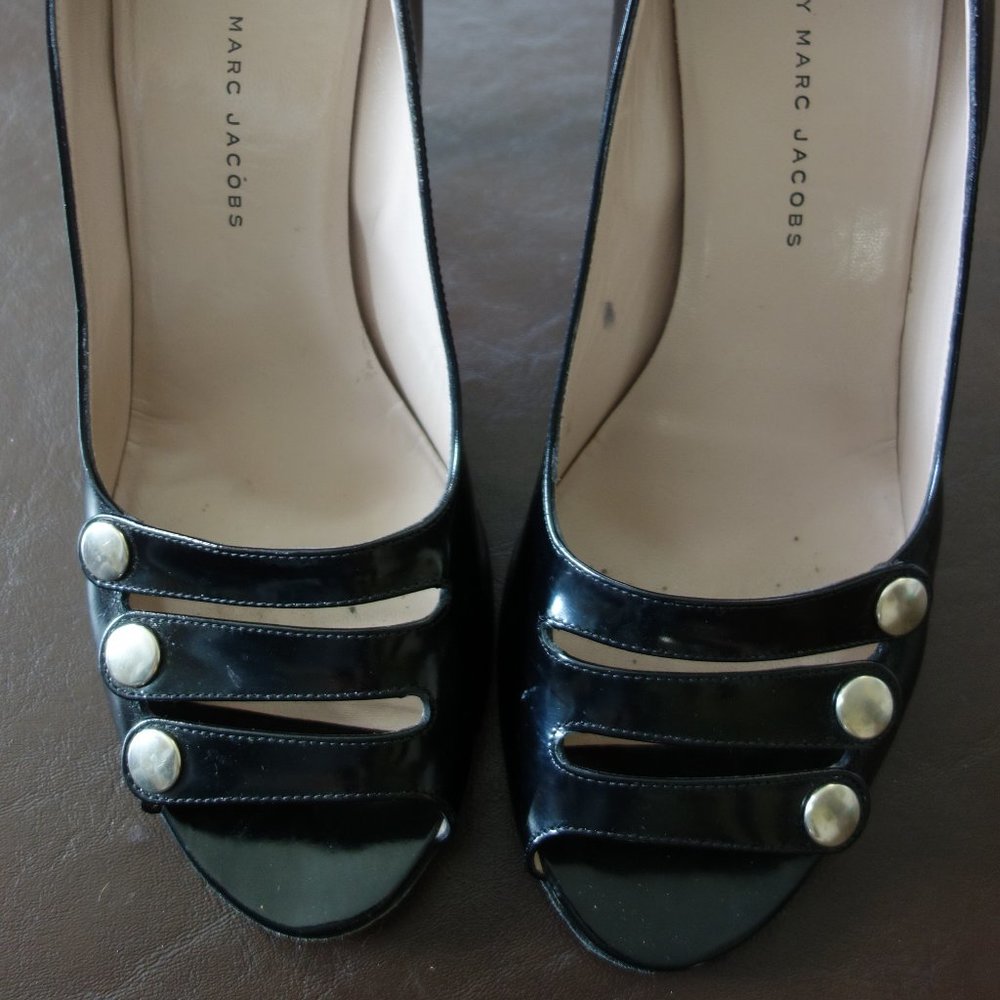 Marc Jacobs Patent Leather Brass Button Open Toe Pumps Heels Size 39 (8 1/2 - 9)